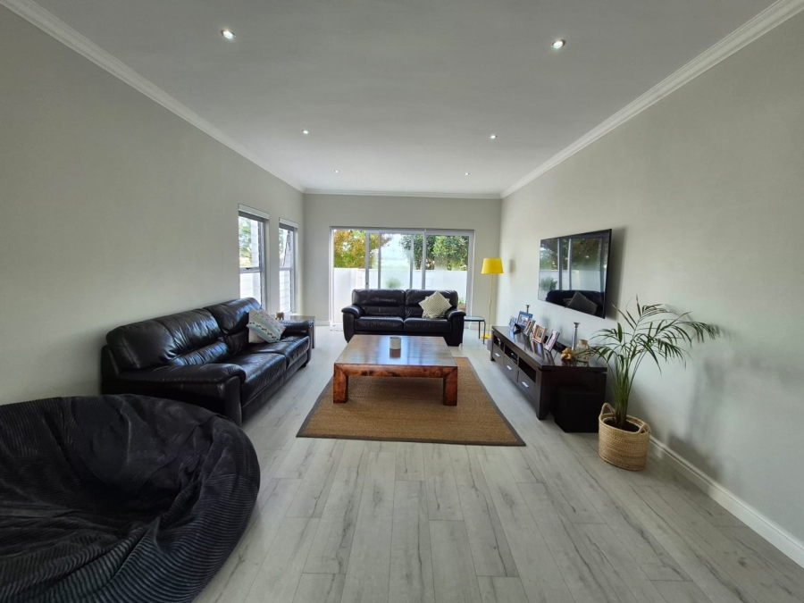3 Bedroom Property for Sale in Sunningdale Western Cape